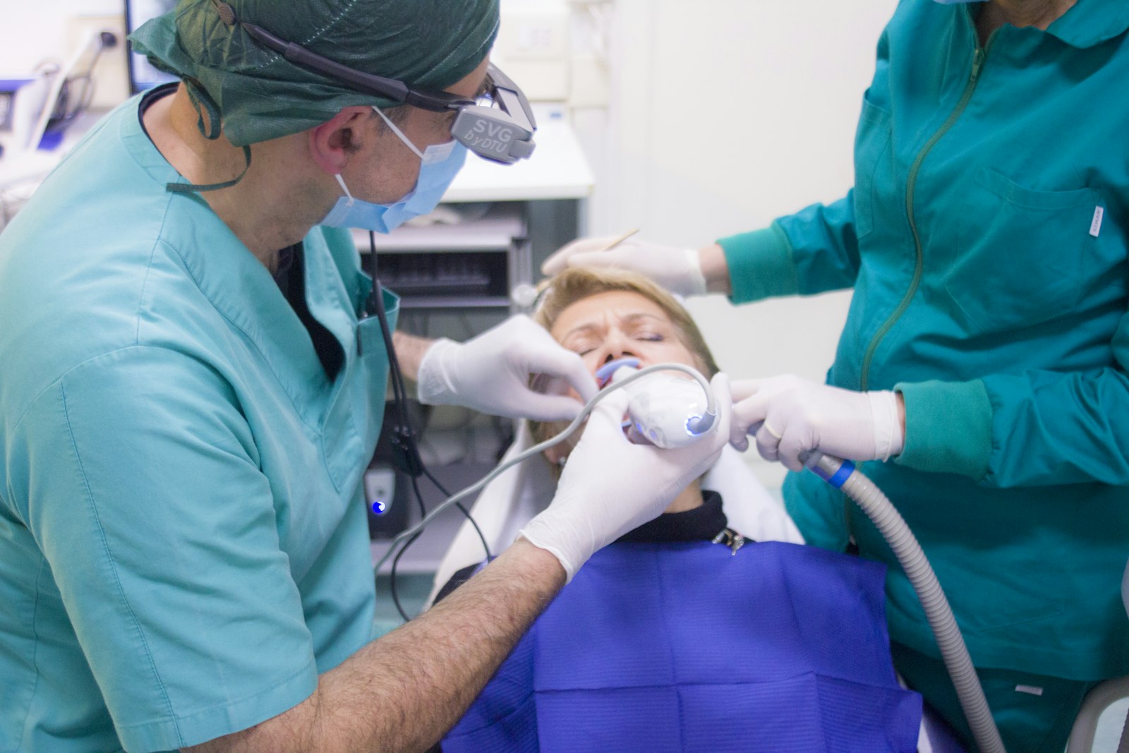 Especialista realizando un escaneo digital intraoral